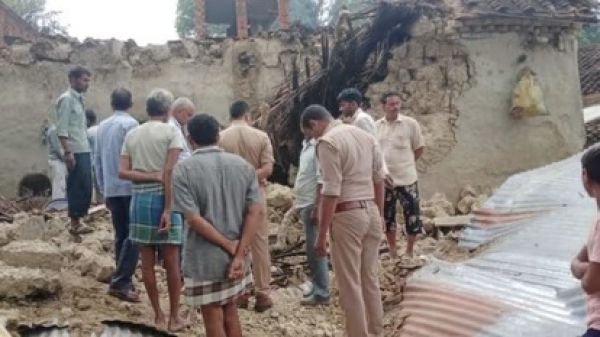 बारिश की वजह से ढहा कच्चा मकान, 2 की मौत...