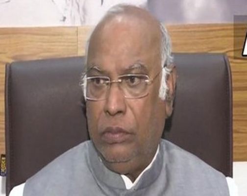 कांग्रेस अध्यक्ष चुनाव में मल्लिकार्जुन खड़गे ने :शशि थरूर को 6825 वोट से हराया