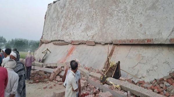 भरभरा कर गिरा दो मंजिला मकान : महिला की मौत, 8 घायल...