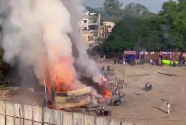 ब्रेकिंग : पटाखा स्टाल में लगी आग, 2 की मौत...