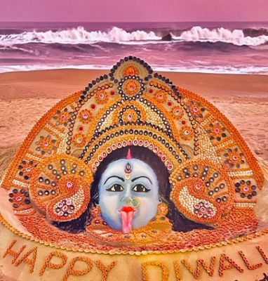 4 हजार दीयों और 5 टन रेत से सुदर्शन ने बनाई मां काली की मूर्ति...