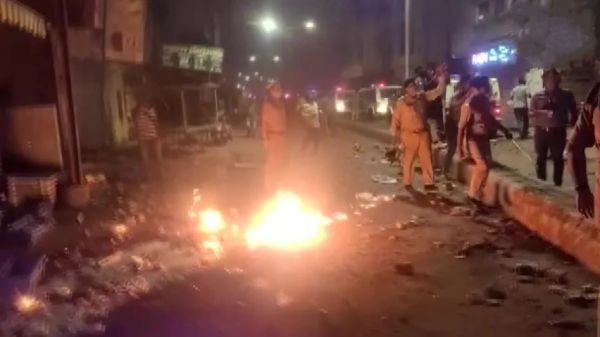 दीपावली की रात दो समुदायों के बीच तनाव, जमकर हुआ पथराव... पुलिस पर भी फेंके गए पेट्रोल बम...