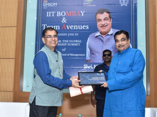 विदेशों वस्तुओं के स्वदेशी विकल्प विकसित करने पर ध्यान केंद्रित करने की आवश्यकता : गडकरी