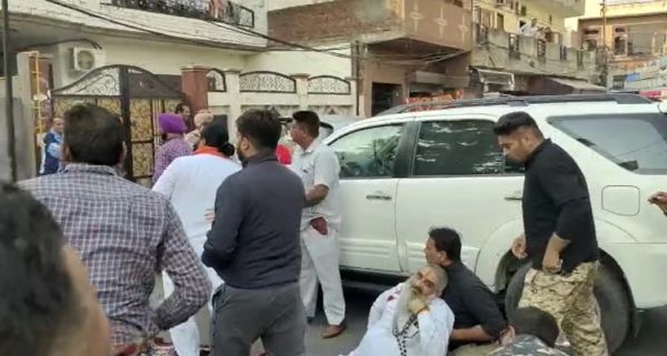 धरने पर बैठे शिवसेना नेता की गोली मारकर हत्या...