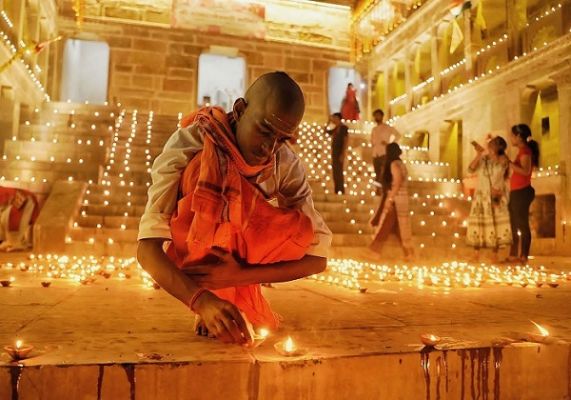 देव दीपावली पर दियों की रोशनी से नहाया वाराणसी...