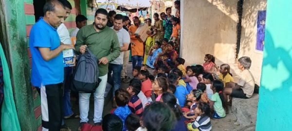 देव दीपावली पर हिंदी विश्वविद्यालय ने खाद्य सामग्री का किया वितरण