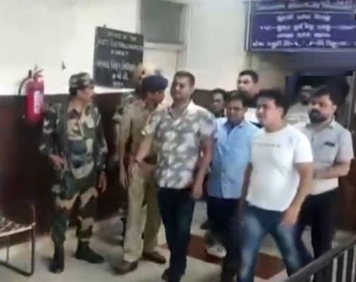 आप प्रत्याशी ने वापस लिया नामांकन, धरने पर बैठे सिसोदिया, लगया यह आरोप...