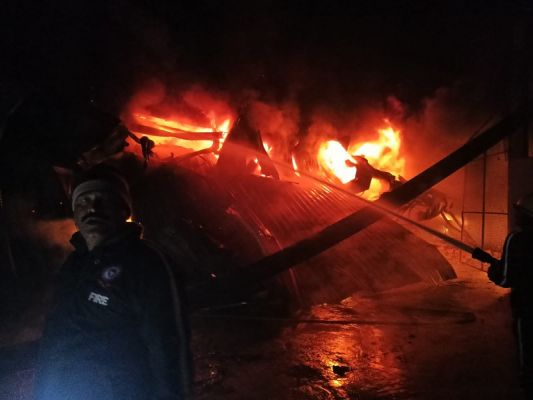 फाइबर फैक्ट्री में लगी आग : एक कर्मचारी की मौत, 2 झुलसे...