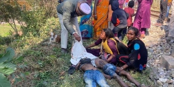 बेर तोड़ने निकले 4 बच्चे आए ट्रेन की चपेट में... 3 की मौत...