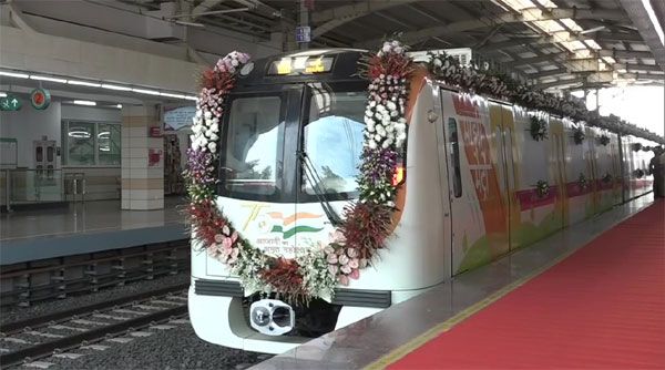 नागपुर में प्रधानमंत्री नरेंद्र मोदी ने वंदे भारत एक्सप्रेस को दिखाई हरी झंडी