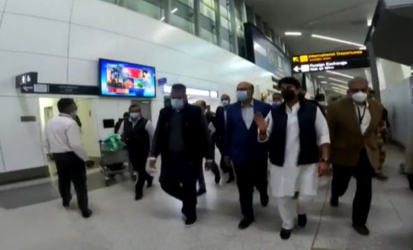  शिकायतों के बाद औचक निरीक्षण के लिए एयरपोर्ट पहुंचे केंद्रीय मंत्री सिंधिया, मचा हड़कंप...