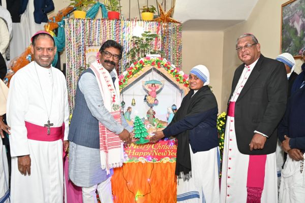 मुख्यमंत्री श्री हेमन्त सोरेन ने आर्चबिशप फेलिक्स टोप्पो&nbsp;से मुलाकात की।