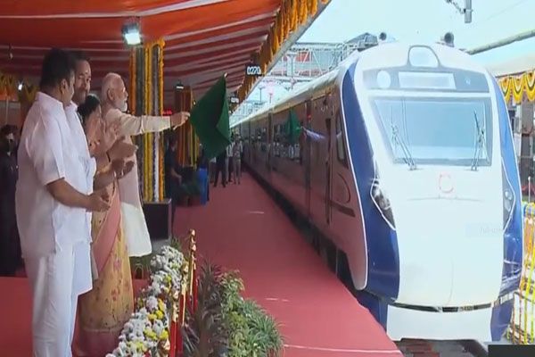 प्रधानमंत्री मोदी ने सिकंदराबाद-तिरुपति वंदे भारत एक्सप्रेस को हरी झंडी दिखाकर किया रवाना