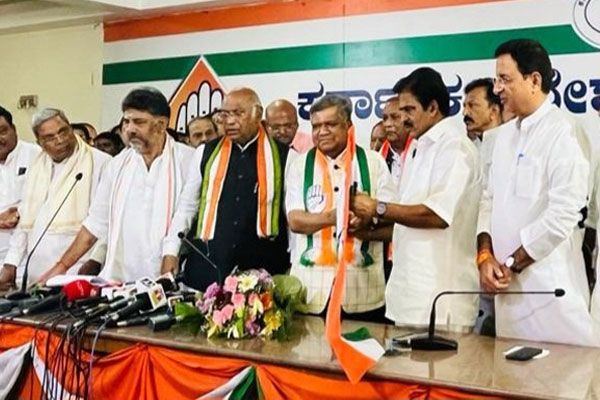 कर्नाटक में भाजपा को बड़ा झटका, पूर्व सीएम शेट्टार ने थामा कांग्रेस का दामन