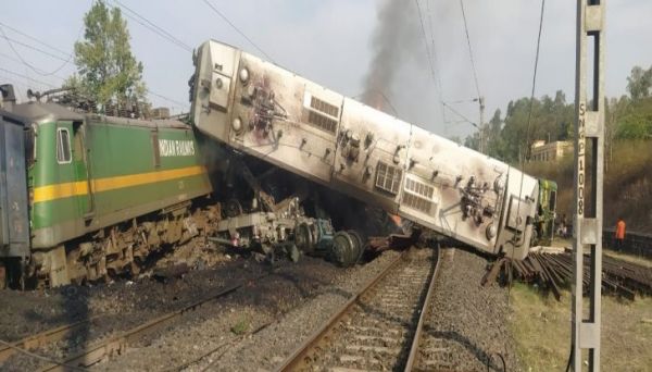  दो ट्रेनों में भिड़ंत, लोको पायलट की मौत, 4 घायल