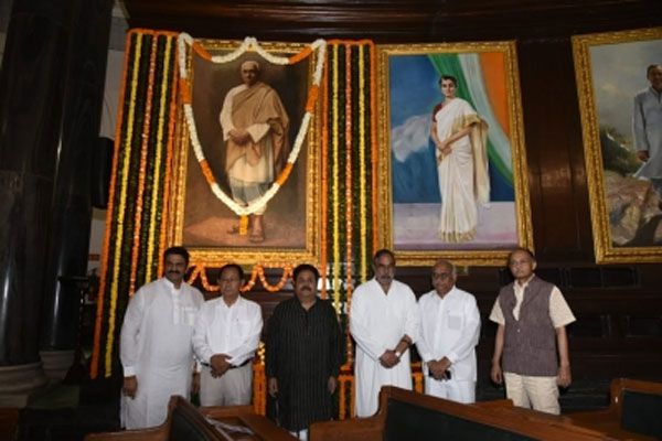  जयंती पर मोतीलाल नेहरू को संसद भवन में दी गई श्रद्धांजलि