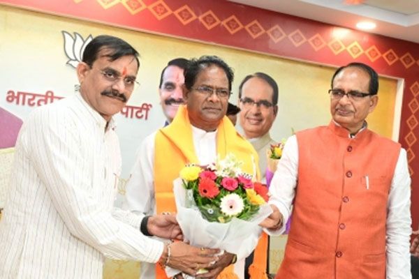 मध्य प्रदेश में कांग्रेस नेता सखवार भाजपा में शामिल