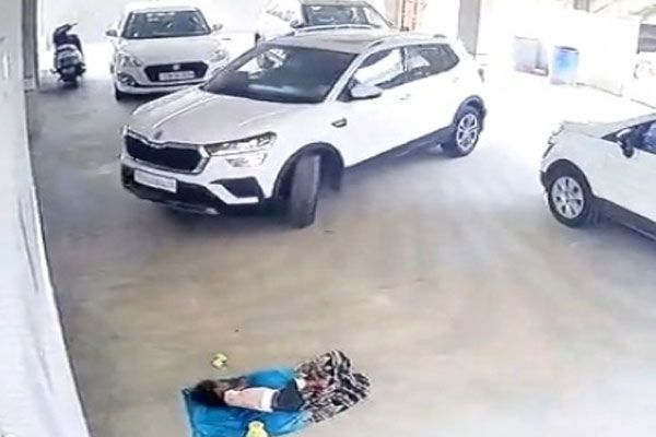 हैदराबाद में पार्किंग में सो रही बच्ची के ऊपर चढ़ाई कार, मौके पर हुईं मौत