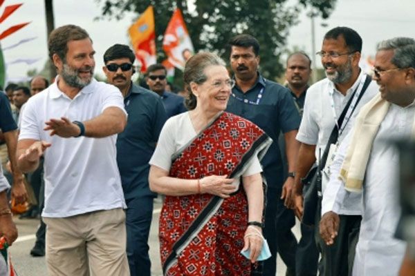  कर्नाटक में कैबिनेट विस्तार से पहले दिल्ली में सोनिया, राहुल से मिले सिद्दारमैया