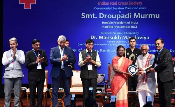 राष्ट्रपति द्रौपदी मुर्मू ने राज्यपाल बंडारू दत्तात्रेय को सर्वाधिक रेडक्रॉस मेंबरशिप के लिए किया सम्मानित
