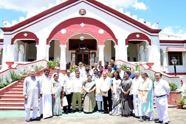  इंडिया के सांसदों ने संसद में विपक्षी नेताओं को मणिपुर के हालात की दी जानकारी
