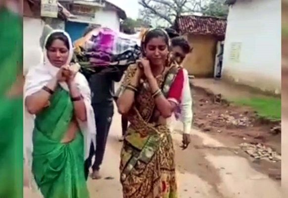 बेटियों ने किया पिता का अंतिम संस्कार