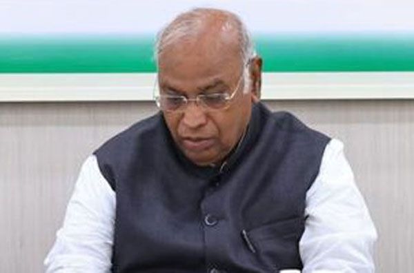 खड़गे ने 2024 के चुनावों पर चर्चा के लिए पार्टी के झारखंड नेतृत्व के साथ की बैठक