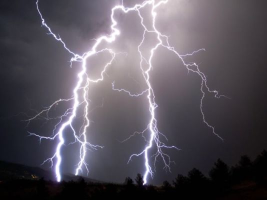 गाज गिरने से 10 लोगों की मौत