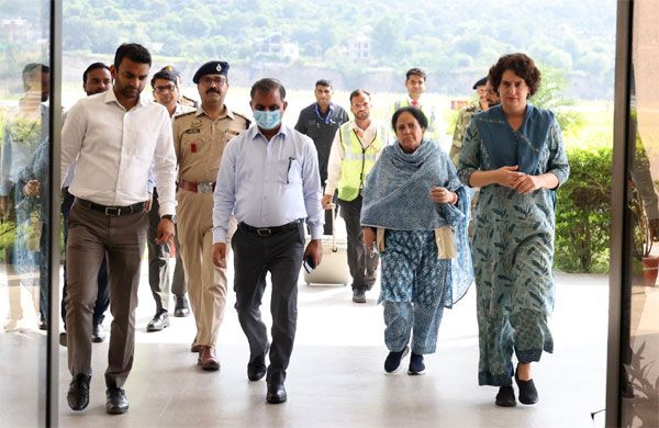 बारिश से प्रभावित इलाकों का दौरा करने के लिए प्रियंका गांधी पहुंचीं हिमाचल