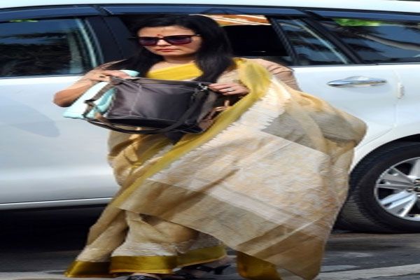  अपने बुने जाल में फंस गईं TMC सांसद महुआ मोइत्रा