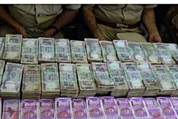  विशाखापत्तनम में वॉशिंग मशीन में छुपाए गए 1.30 करोड़ रुपये जब्त