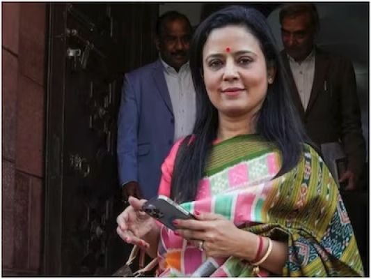 लोकसभा से निष्कासित हुई टीएमसी सांसद महुआ मोइत्रा