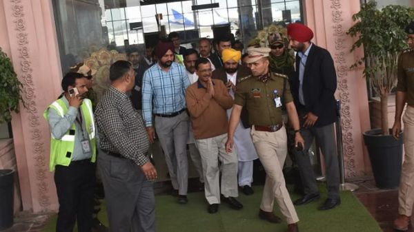 रामलला के दर्शन करने अयोध्या पहुंचे केजरीवाल-मान