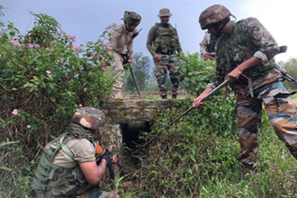 मणिपुर में प्रतिद्वंद्वी गुटों के बीच झड़प में 1 की मौत, जेसीओ समेत 4 घायल