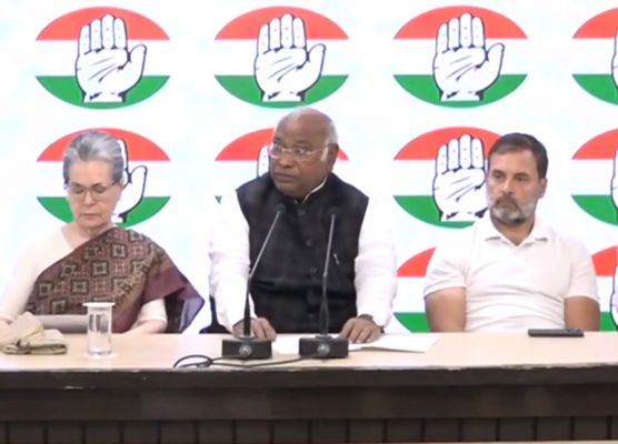 अब तो हम रेलवे टिकट तक नहीं खरीद सकते : राहुल गांधी