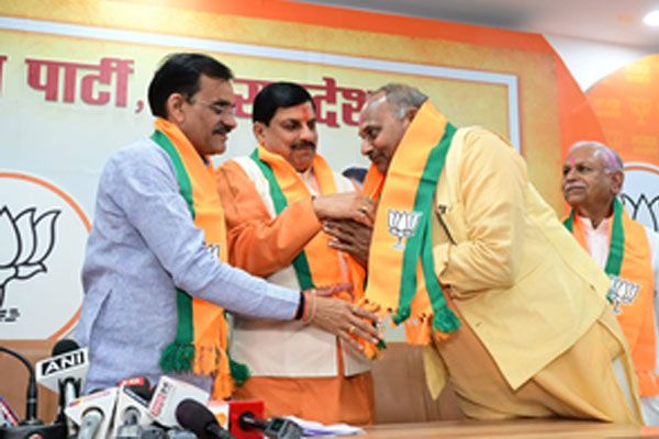  मध्य प्रदेश में कांग्रेस के पूर्व विधायक सहित कई पदाधिकारी भाजपा में शामिल