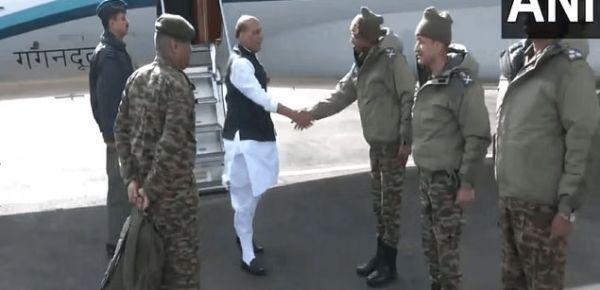  लद्दाख पहुंचे रक्षा मंत्री राजनाथ सिंह, जवानों से करेंगे बातचीत