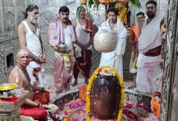  पं धीरेन्द्र शास्त्री ने किए महाकाल के दर्शन, भस्म आरती में हुए शामिल