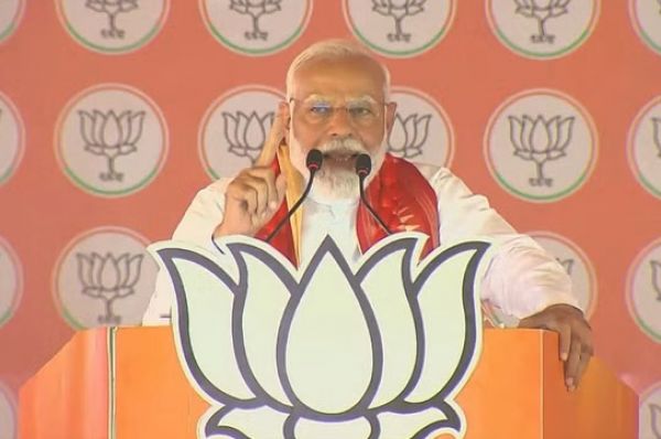  पड़ोसी राज्य में मिल रहा नोटों का पहाड़ : नरेंद्र मोदी