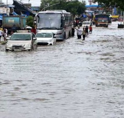 मुंबई में भारी बारिश, जन जीवन अस्त-व्यस्त, हाई टाइड का अलर्ट