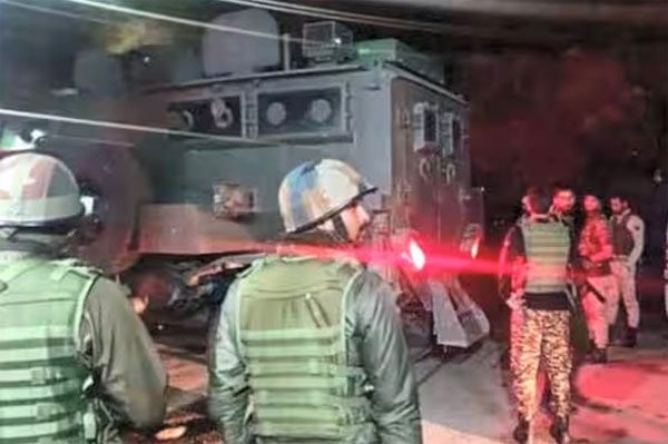 आतंकवादियों के साथ मुठभेड़ के दौरान एक अधिकारी समेत चार भारतीय सैनिक शहीद