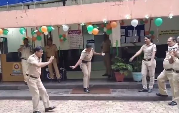 स्वतंत्रता दिवस पर थाने में लगे ठुमके, 4 पुलिसकर्मी सस्पेंड...