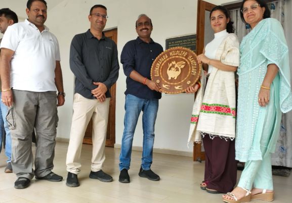 ओलंपियन मनु भाकर ने परिवार सहित छत्तीसगढ़ के बारनवापारा अभ्यारण्य का किया भ्रमण