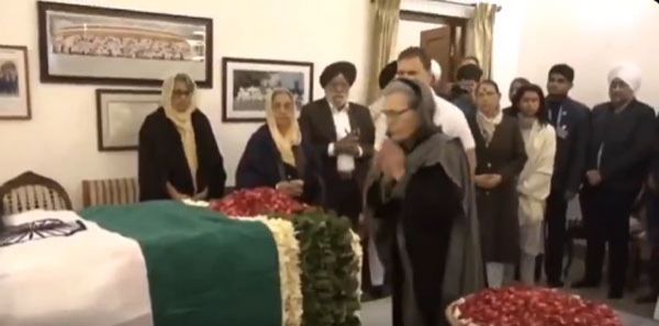 खरगे-सोनिया-राहुल-प्रियंका ने मनमोहन को श्रद्धा सुमन अर्पित किया