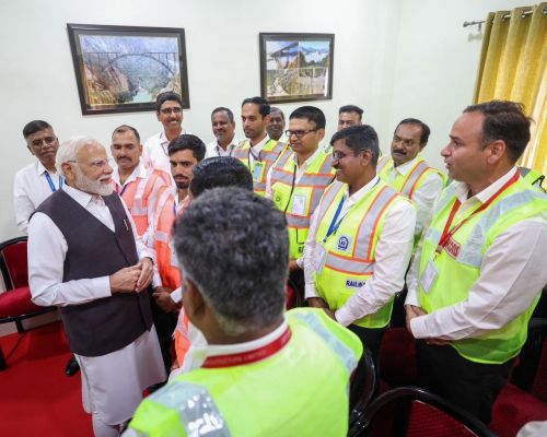 प्रधानमंत्री ने चिनाब रेल पुल के निर्माण से जुड़े लोगों के साथ परस्पर बातचीत की