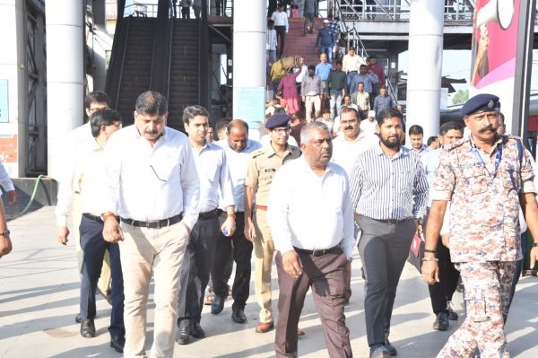 श्री तरुण प्रकाश, महाप्रबंधक ने आज रायपुर स्टेशन पर  त्योहारों के दौरान यात्रियों की सुविधा हेतु व्यवस्थाओं का जायजा लिया एवं यात्री सुविधाओं का निरीक्षण किया