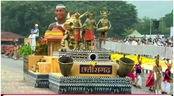 गुजरात की धरती पर बस्तर का सम्मान &mdash; एकता परेड में छत्तीसगढ़ की झांकी ने दिखाया विकास का नया मॉडल