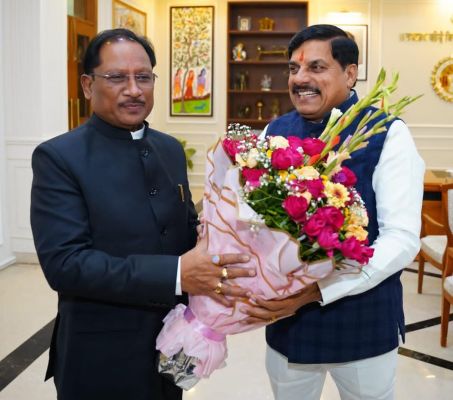  मुख्यमंत्री श्री विष्णु देव साय  ने  मध्यप्रदेश के मुख्यमंत्री डॉ. मोहन यादव से सौजन्य भेंट की