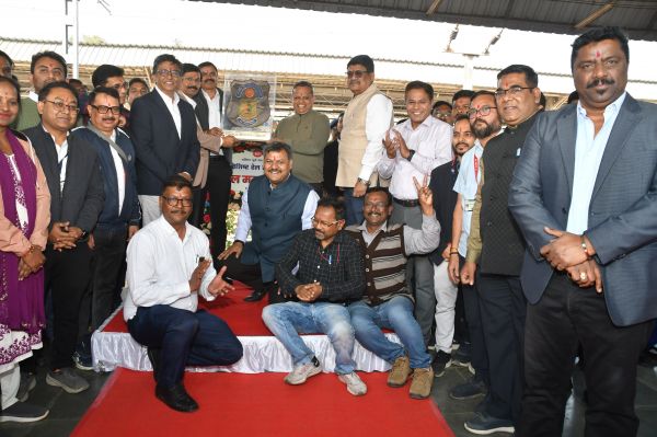 &ldquo;दक्षिण पूर्व मध्य रेलवे को यात्री शिकायत निवारण में उत्कृष्टता के लिए &ldquo;रेल मदद शील्ड का रायपुर स्टेशन पर भव्य स्वागत