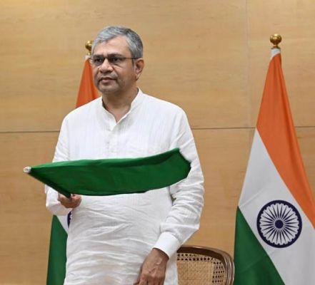 रेल मंत्री श्री अश्विनी वैष्णव ने रामनगर-देहरादून एक्सप्रेस को हरी झंडी दिखाकर रवाना किया
